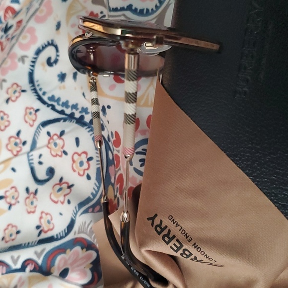 Burberry sunglasses NEW - Picture 2 of 4